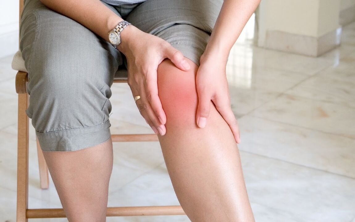 Entzündung mit Rötung im Kniegelenk, ein Zeichen von Arthritis. 
