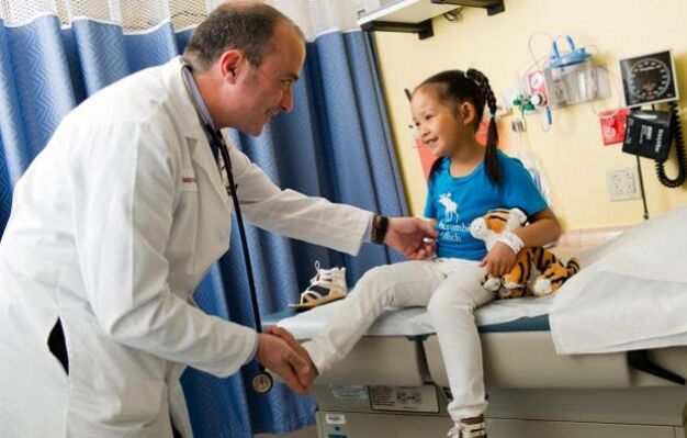 ein Arzt untersucht ein Kind mit Hüftarthrose