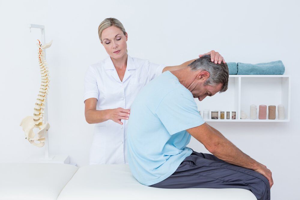 Arzt untersucht den Rücken mit Osteochondrose