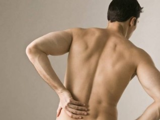 Warum ist es mit Schmerzen im unteren Rücken