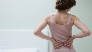 untere Rückenschmerzen bei Frauen