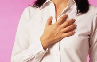 Warum komprimiert die Brust in der Mitte
