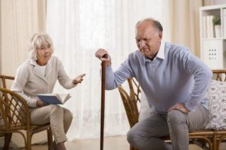 Ältere Menschen sind einem Risiko für Gelenkerkrankungen ausgesetzt. 